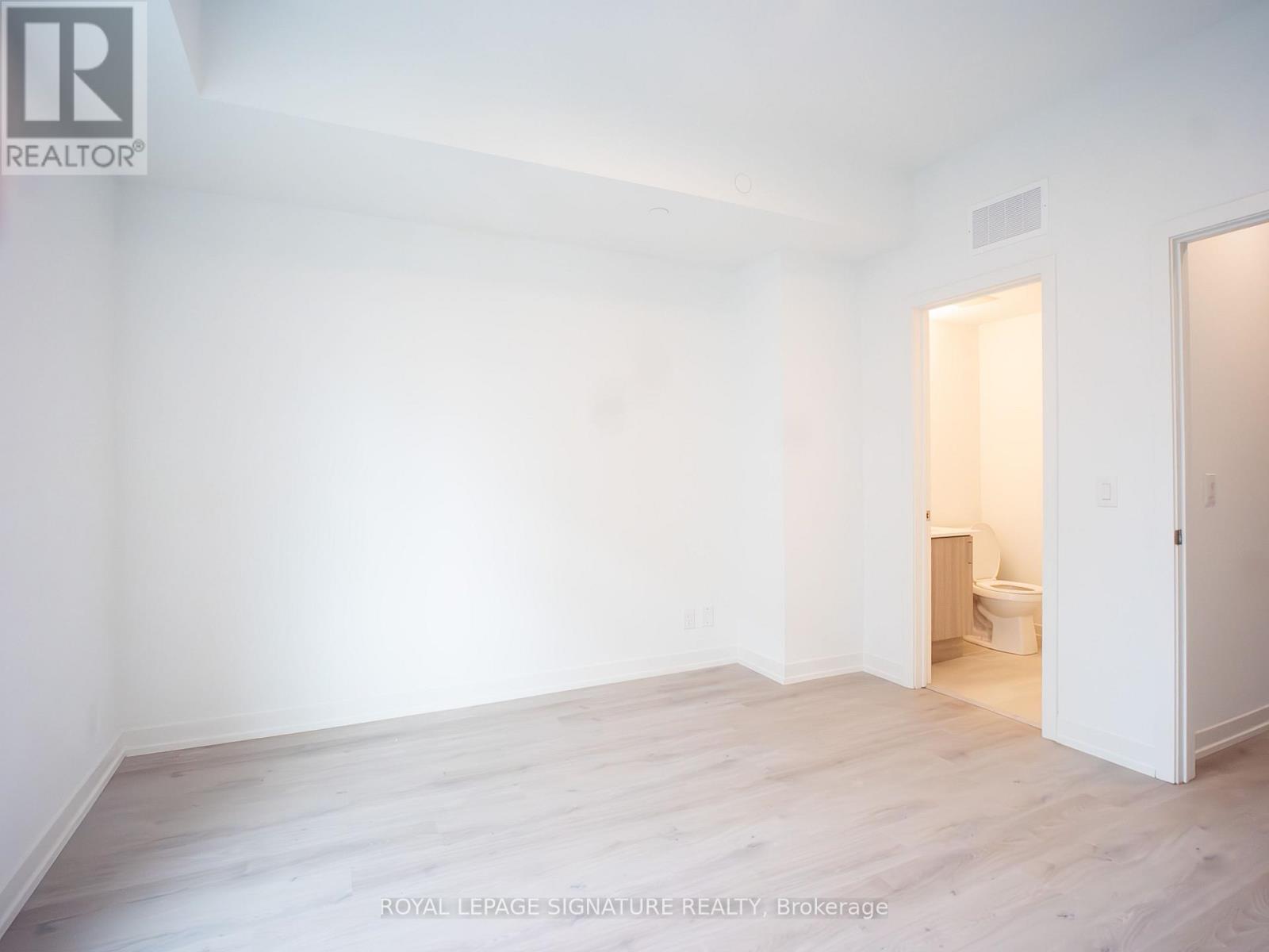 Photo 13 of 64 B Tisdale Avenue, Toronto ON