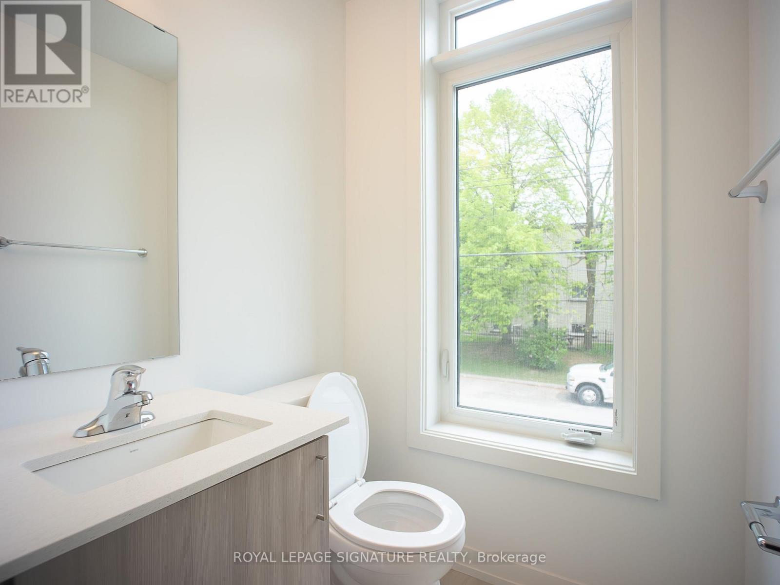 Photo 14 of 64 B Tisdale Avenue, Toronto ON