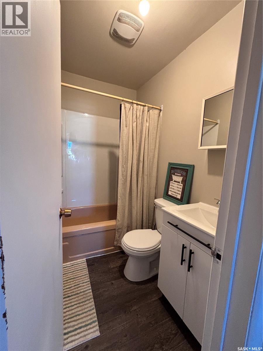 Photo 11 of 780 Railway Avenue, Elbow SK