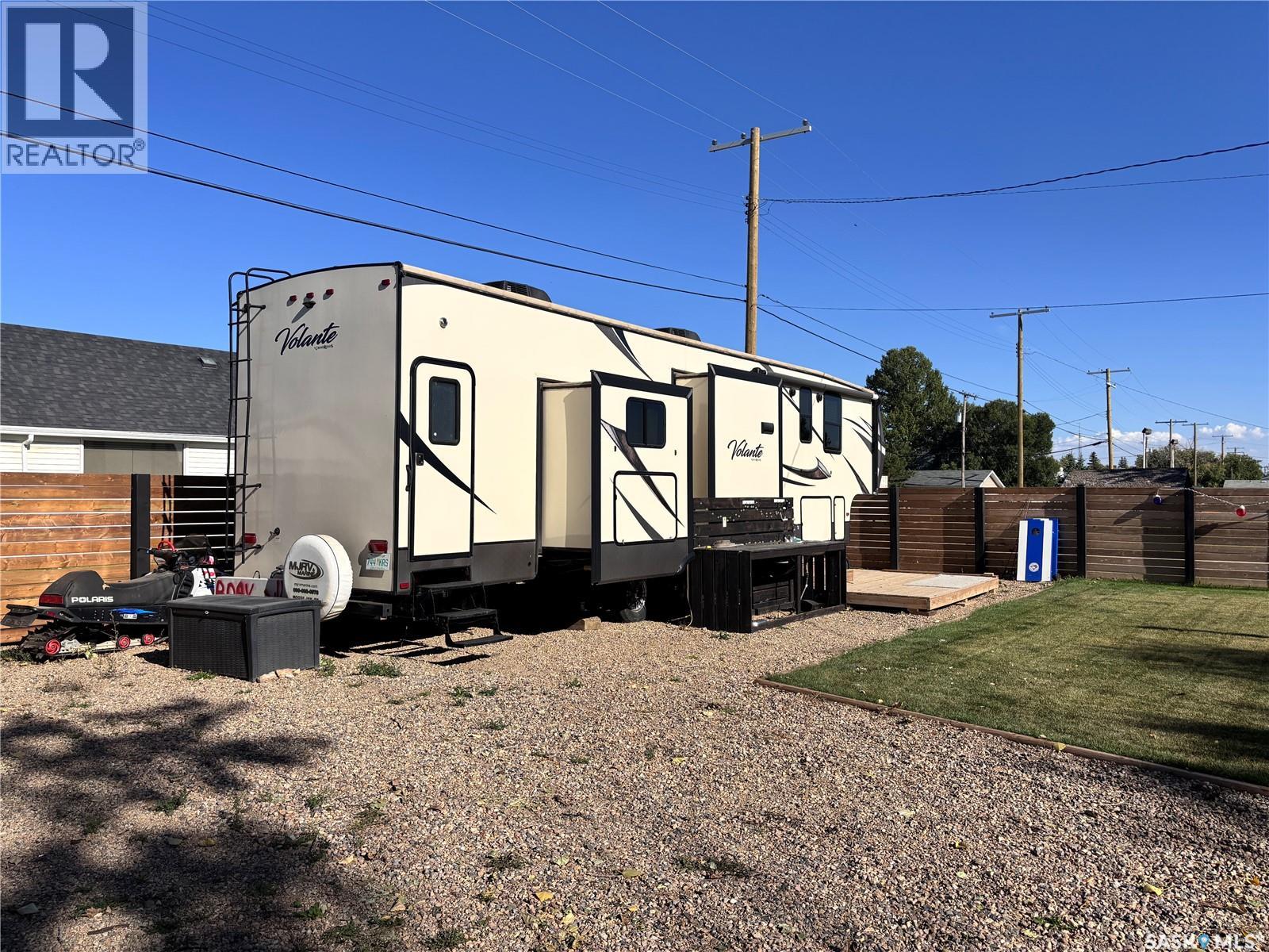 Photo 8 of 780 Railway Avenue, Elbow SK