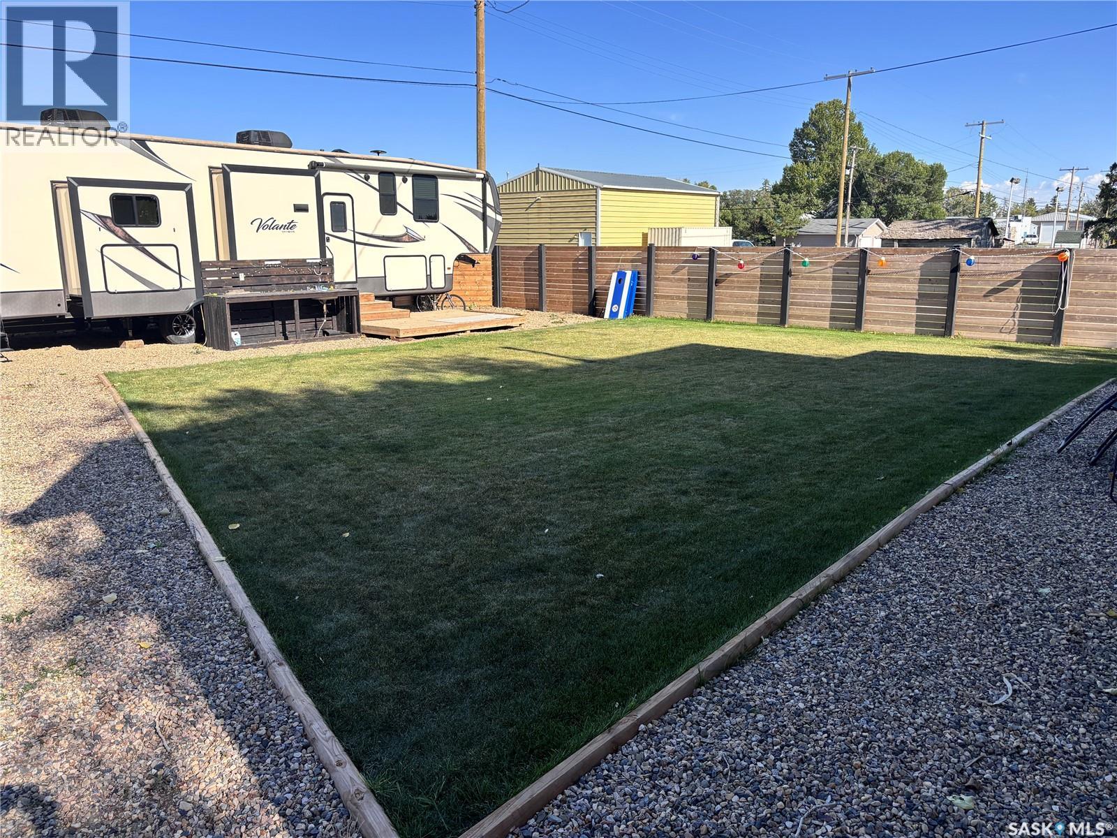 Photo 17 of 780 Railway Avenue, Elbow SK
