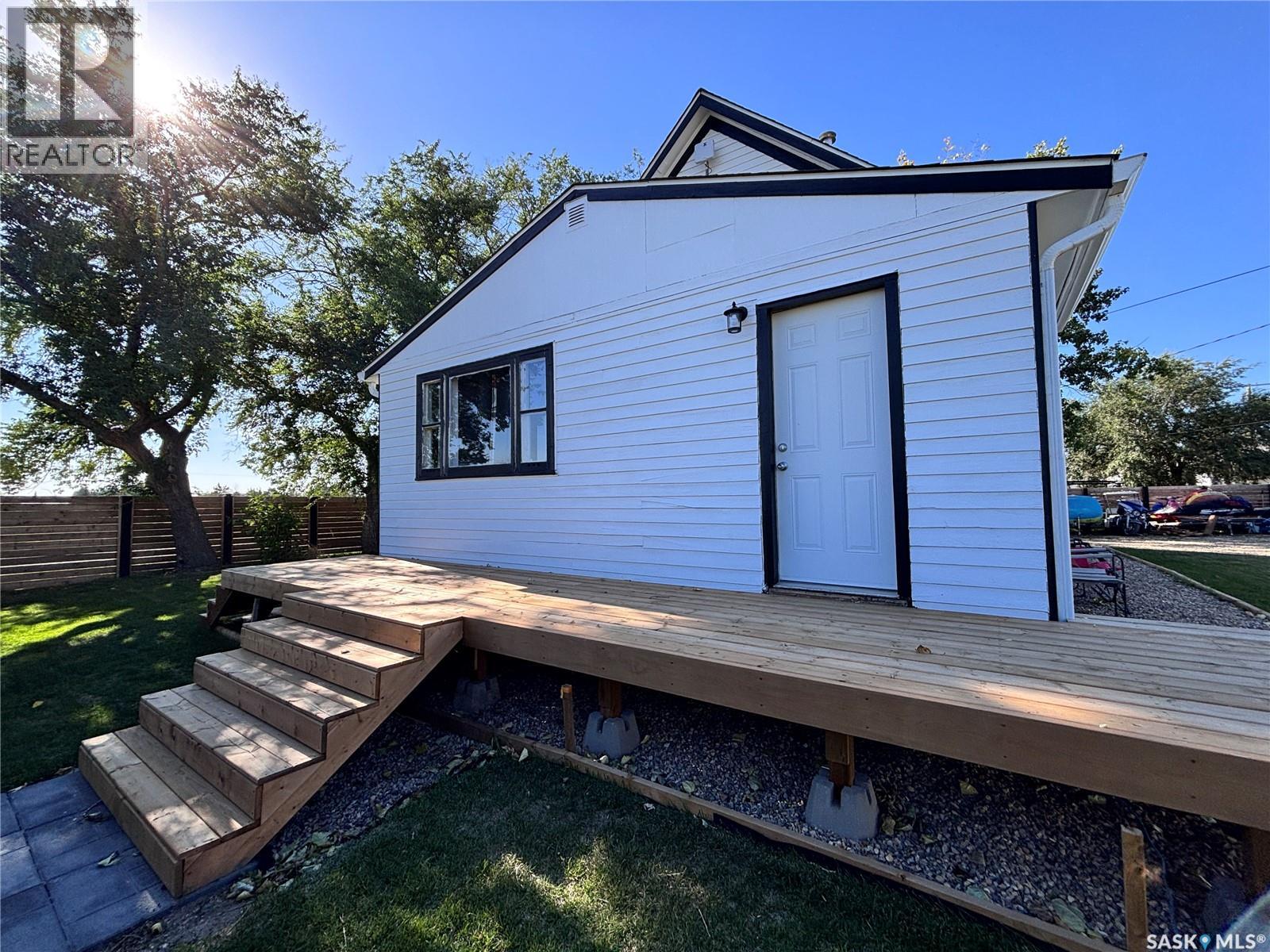Photo 23 of 780 Railway Avenue, Elbow SK