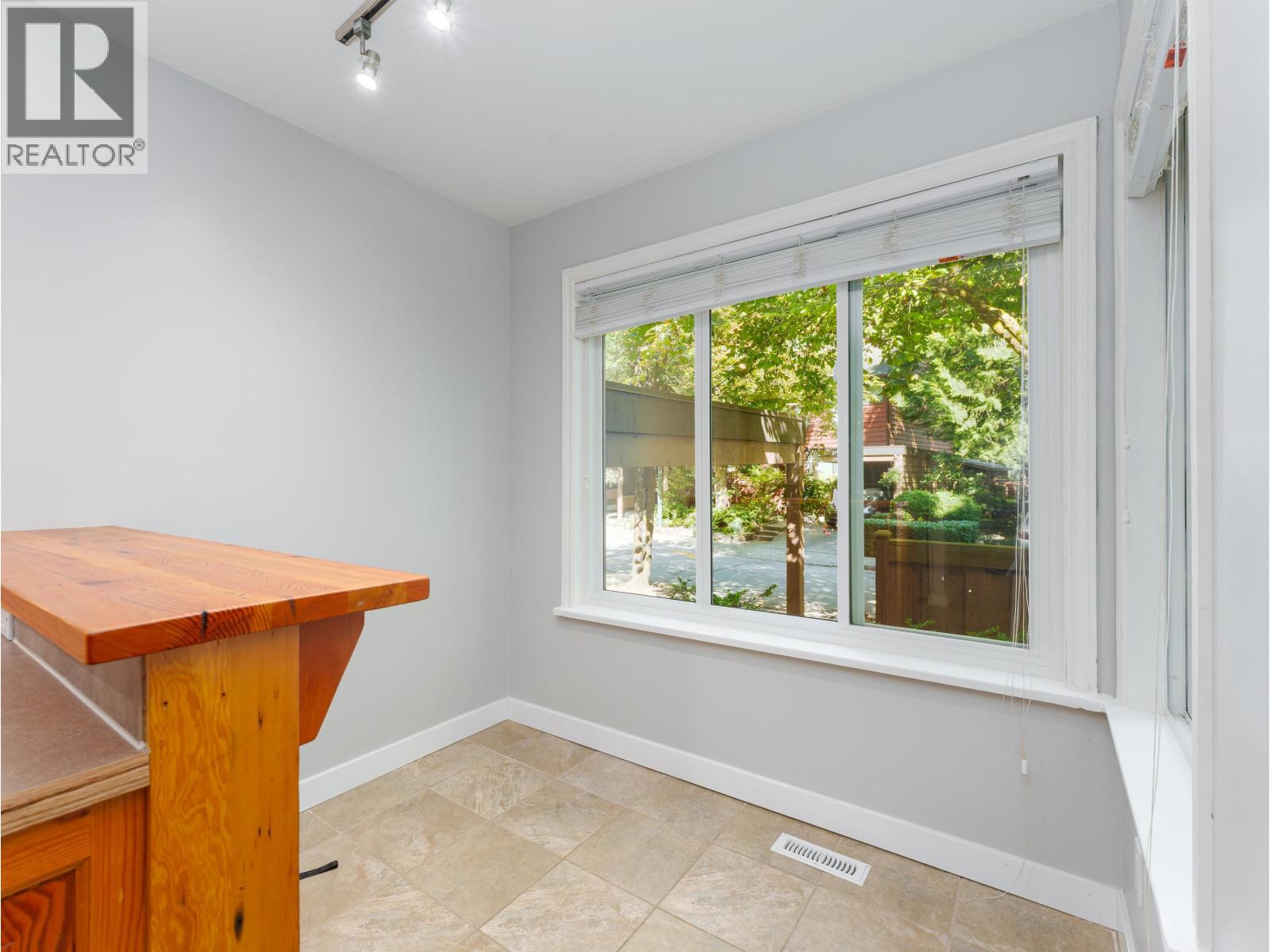 Photo 16 of 4770 Fernglen Drive, Burnaby BC