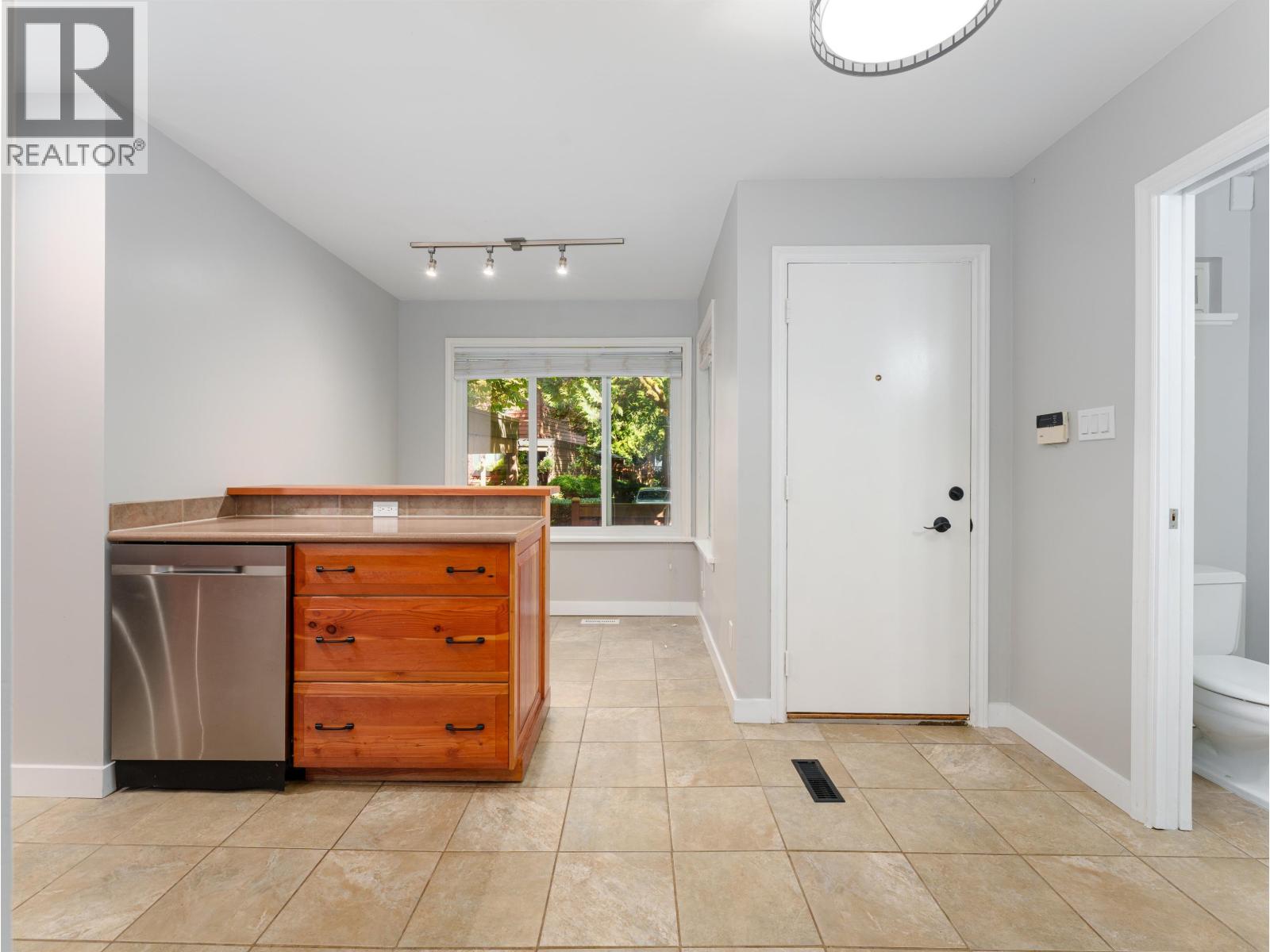 Photo 6 of 4770 Fernglen Drive, Burnaby BC