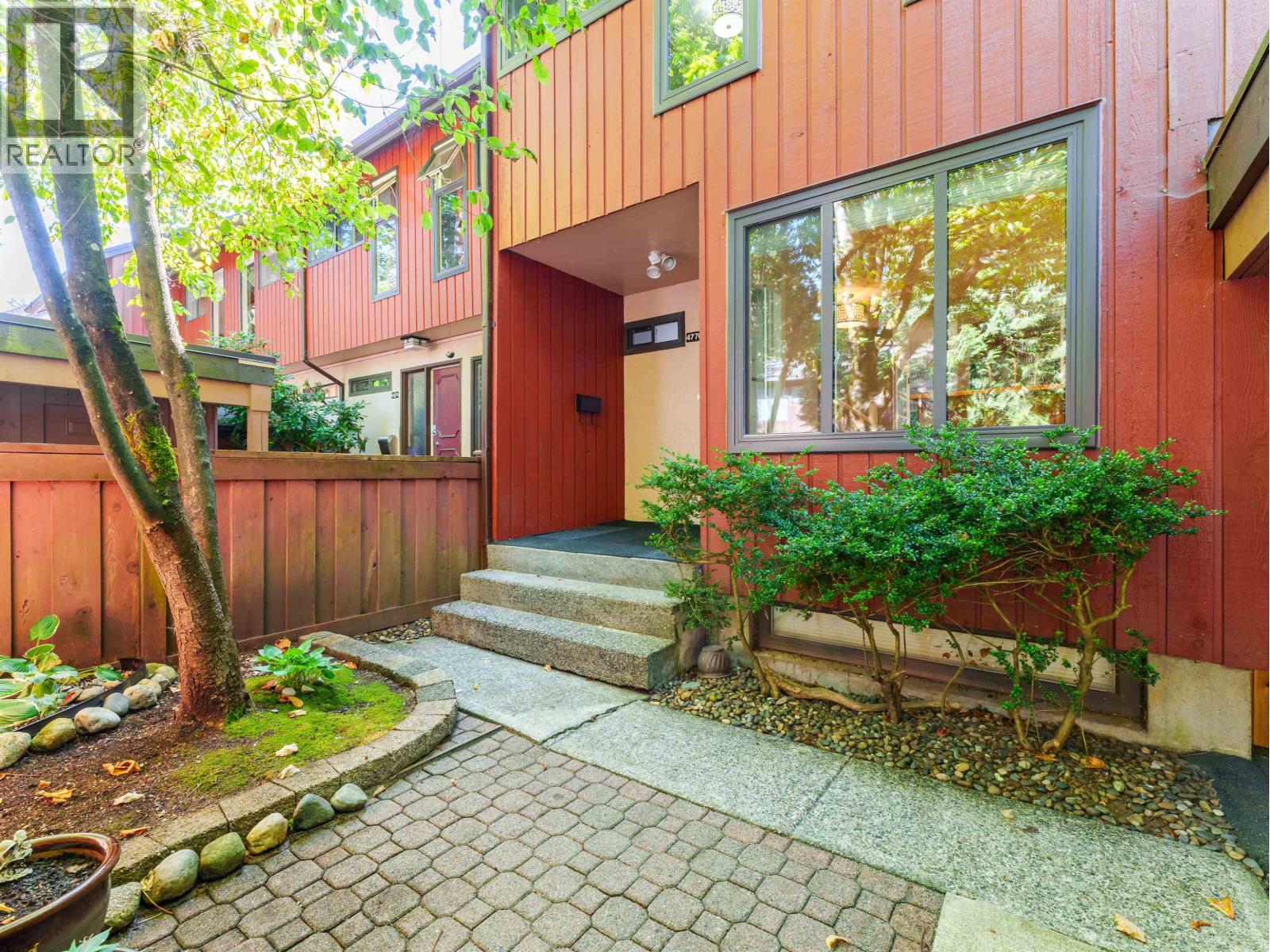 Photo 4 of 4770 Fernglen Drive, Burnaby BC