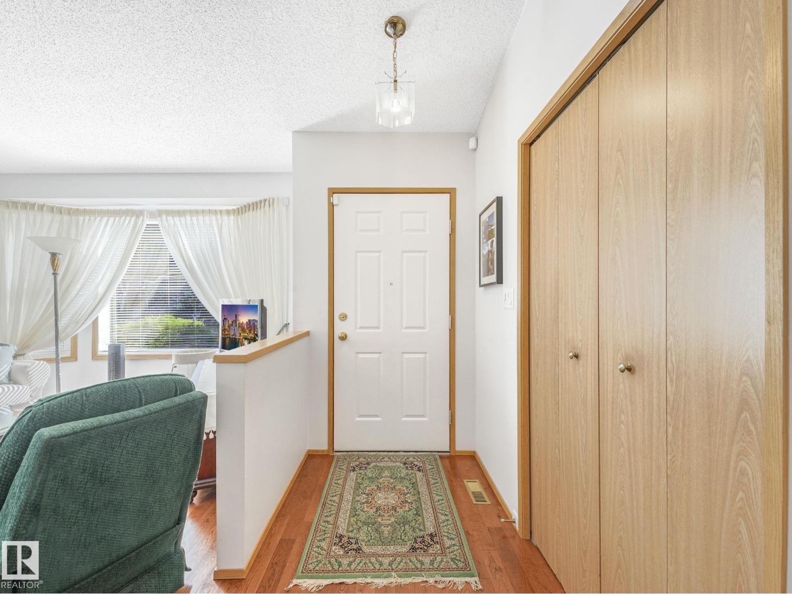 Photo 18 of 13810 75 St Nw, Edmonton AB