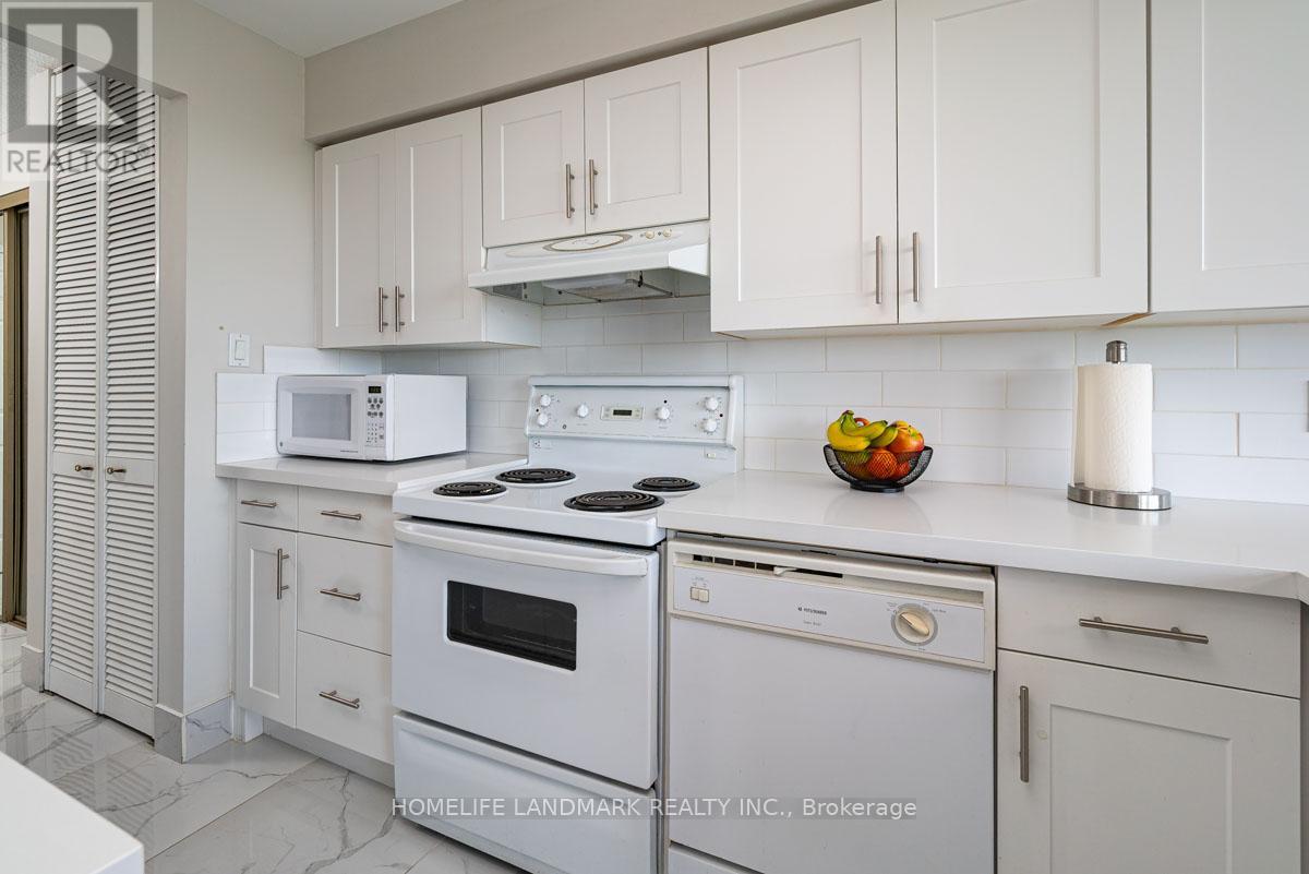 Photo 8 of 712 175 Cedar Avenue, Richmond Hill ON