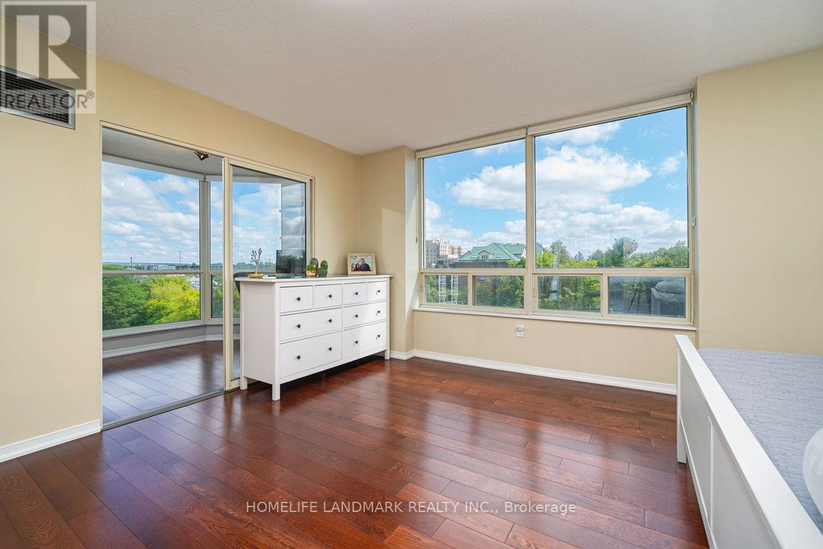 Photo 7 of 712 175 Cedar Avenue, Richmond Hill ON