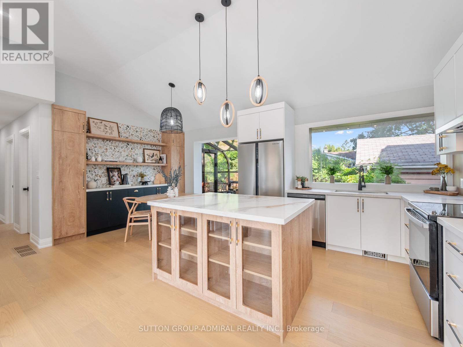 Photo 6 of 393 Paliser Crescent S, Richmond Hill ON