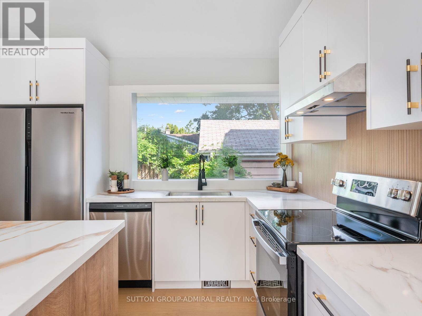 Photo 7 of 393 Paliser Crescent S, Richmond Hill ON
