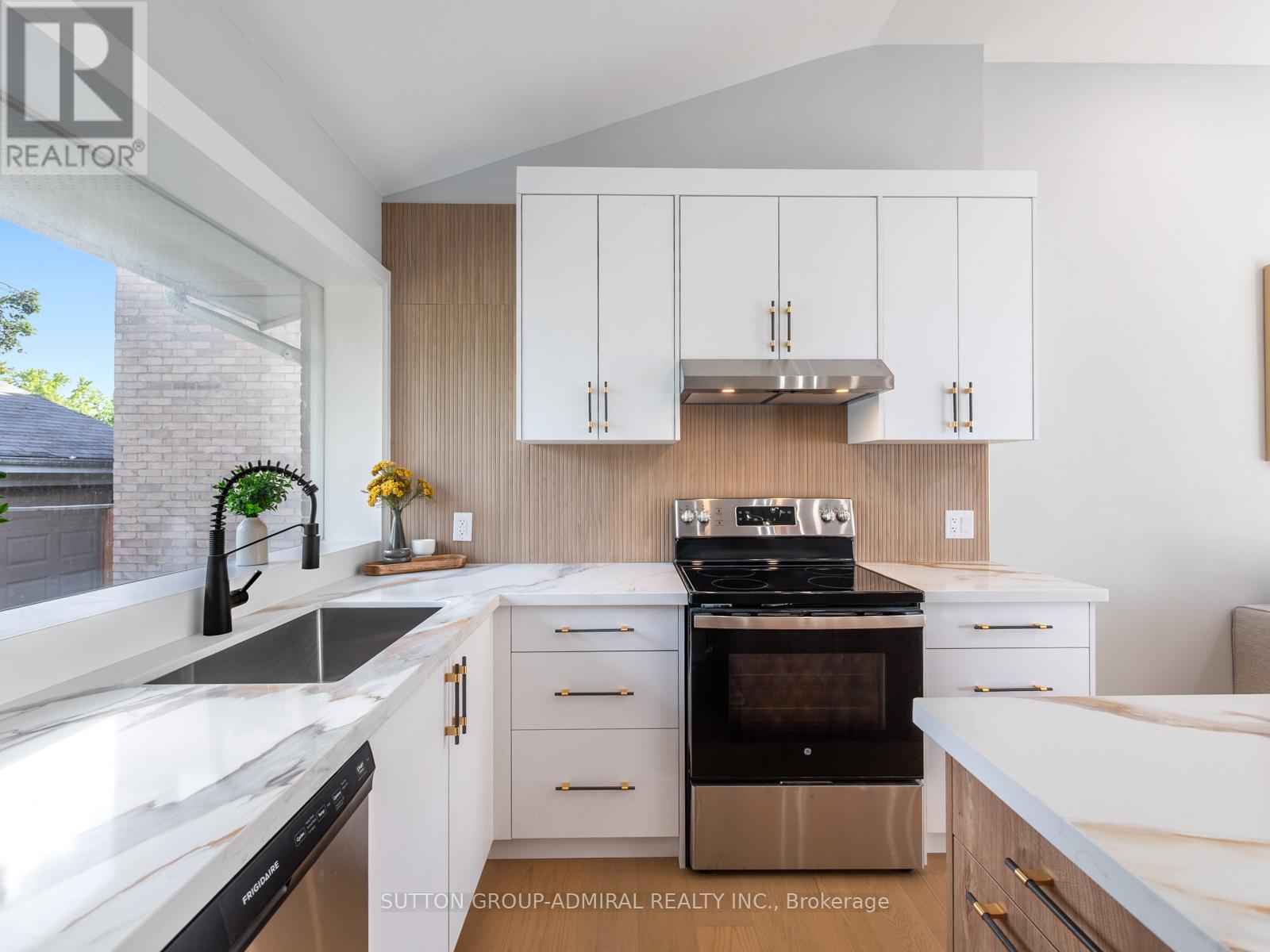Photo 8 of 393 Paliser Crescent S, Richmond Hill ON