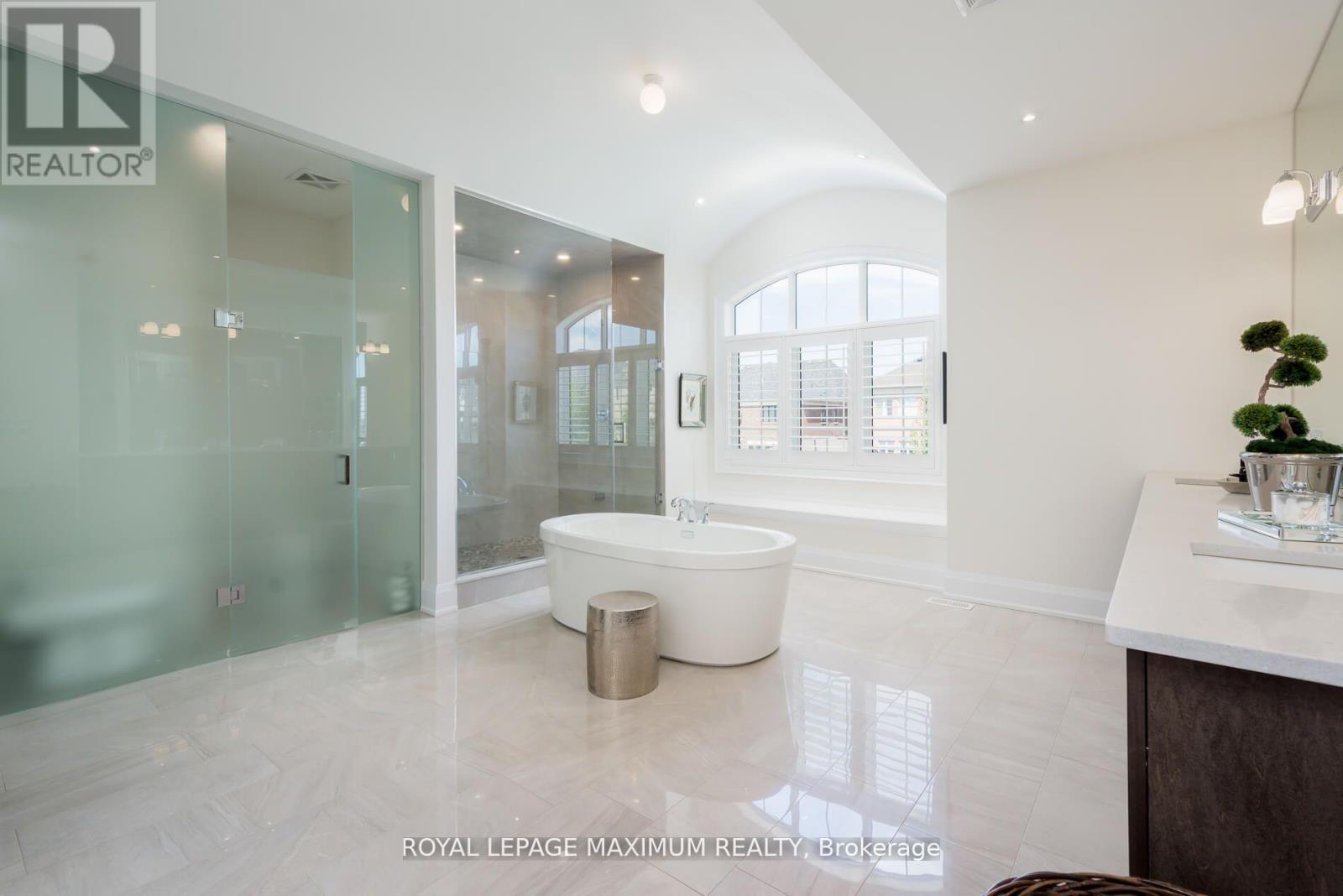 Photo 28 of 49 Mary Natasha Court, Vaughan ON