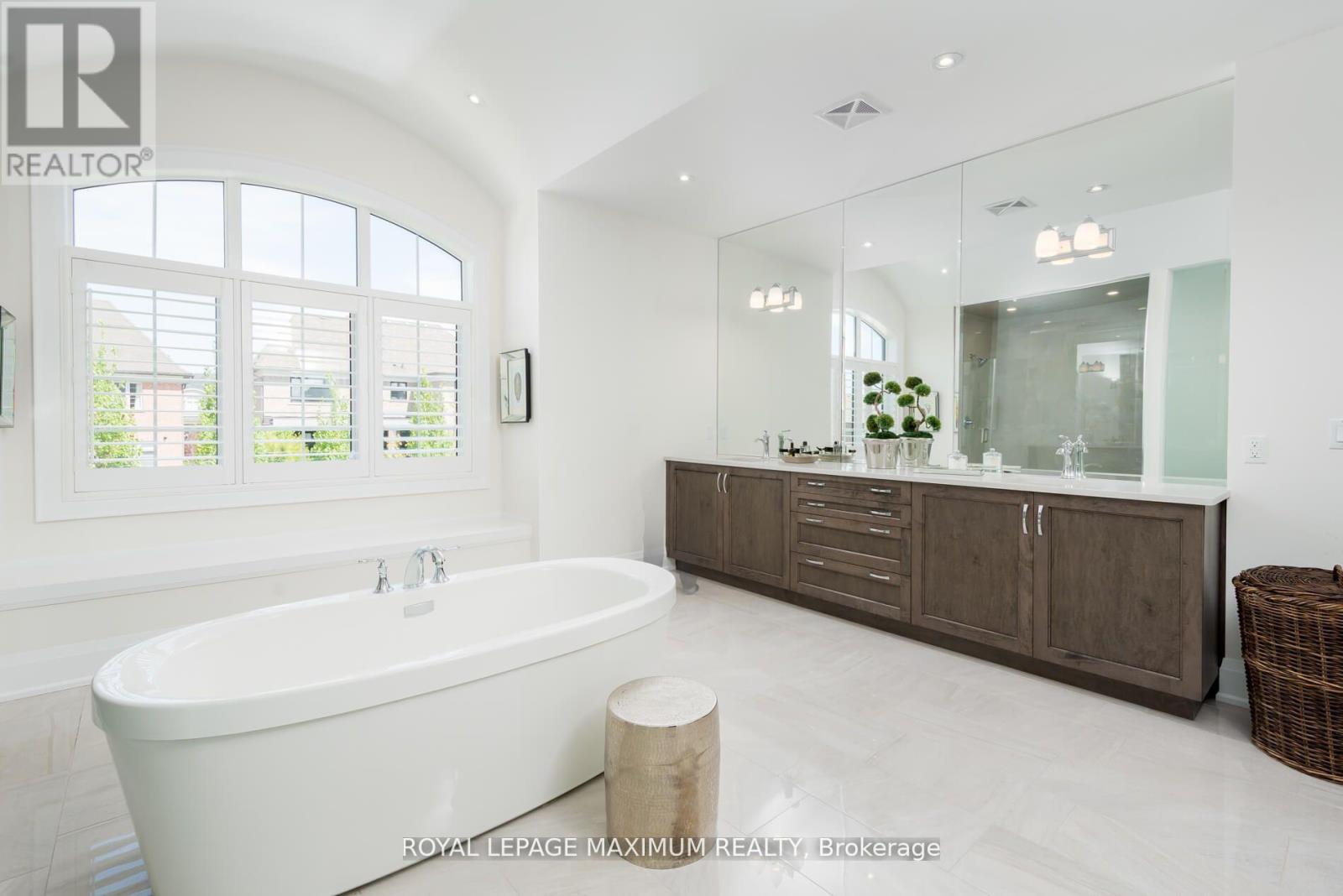 Photo 6 of 49 Mary Natasha Court, Vaughan ON