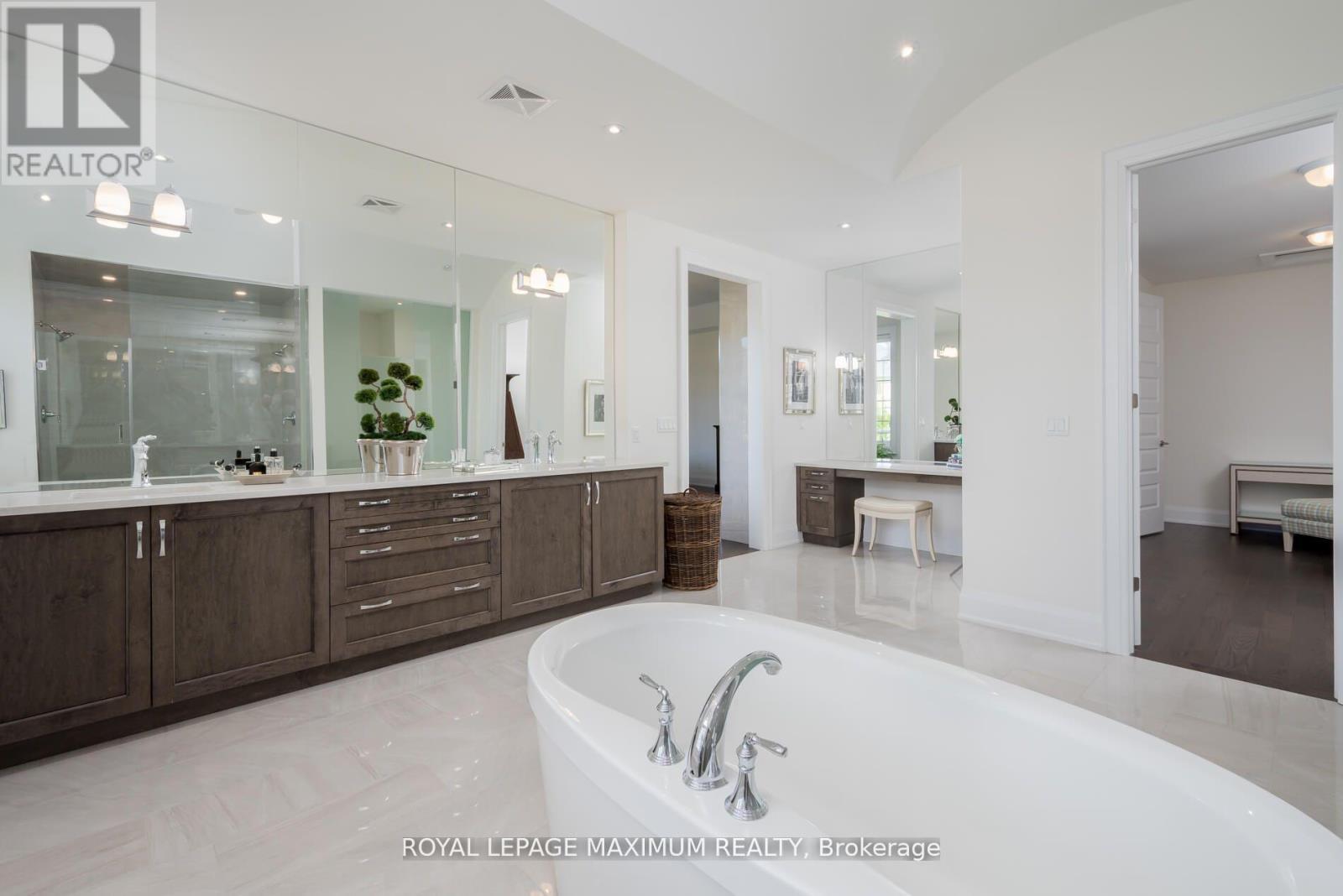 Photo 12 of 49 Mary Natasha Court, Vaughan ON
