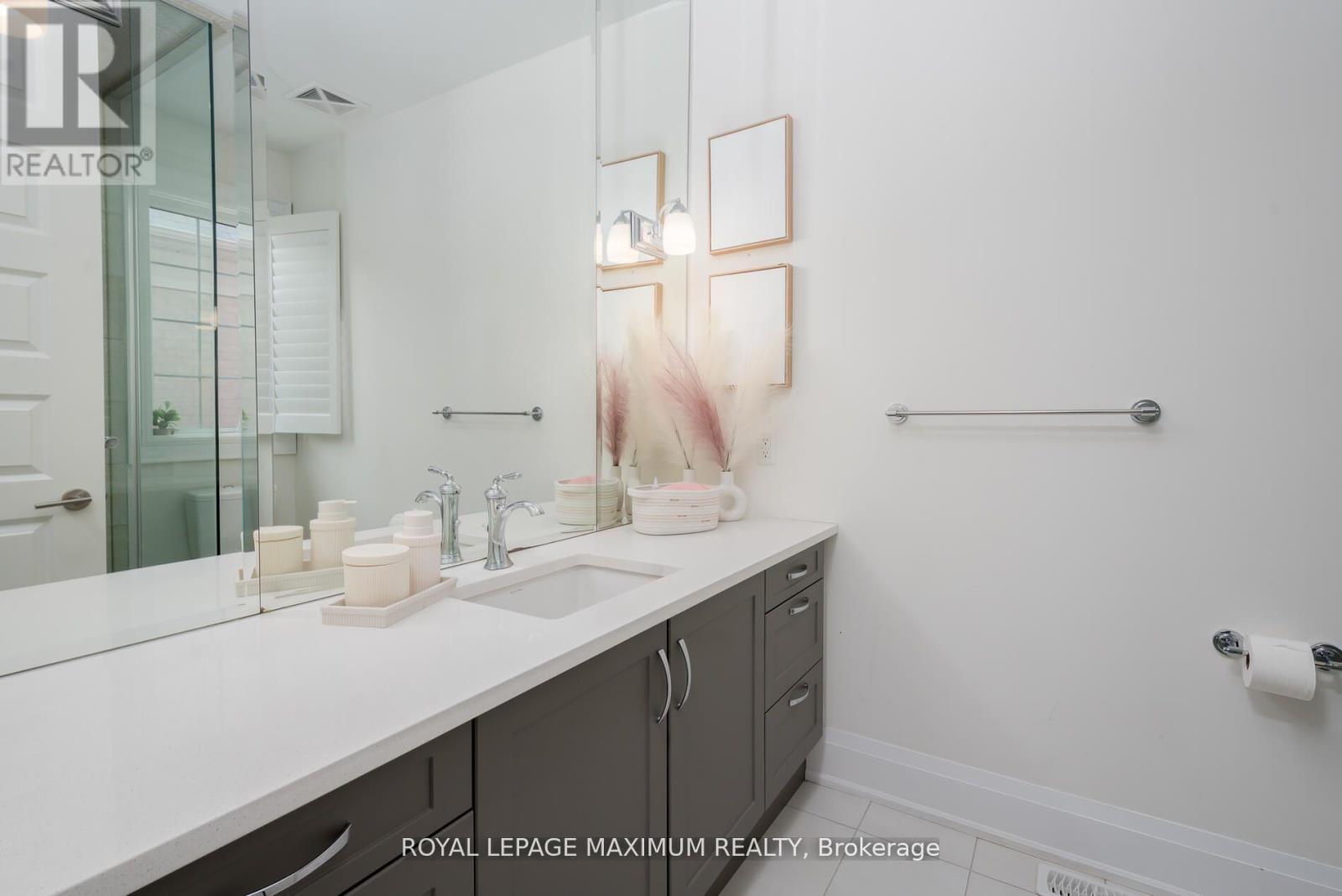 Photo 39 of 49 Mary Natasha Court, Vaughan ON