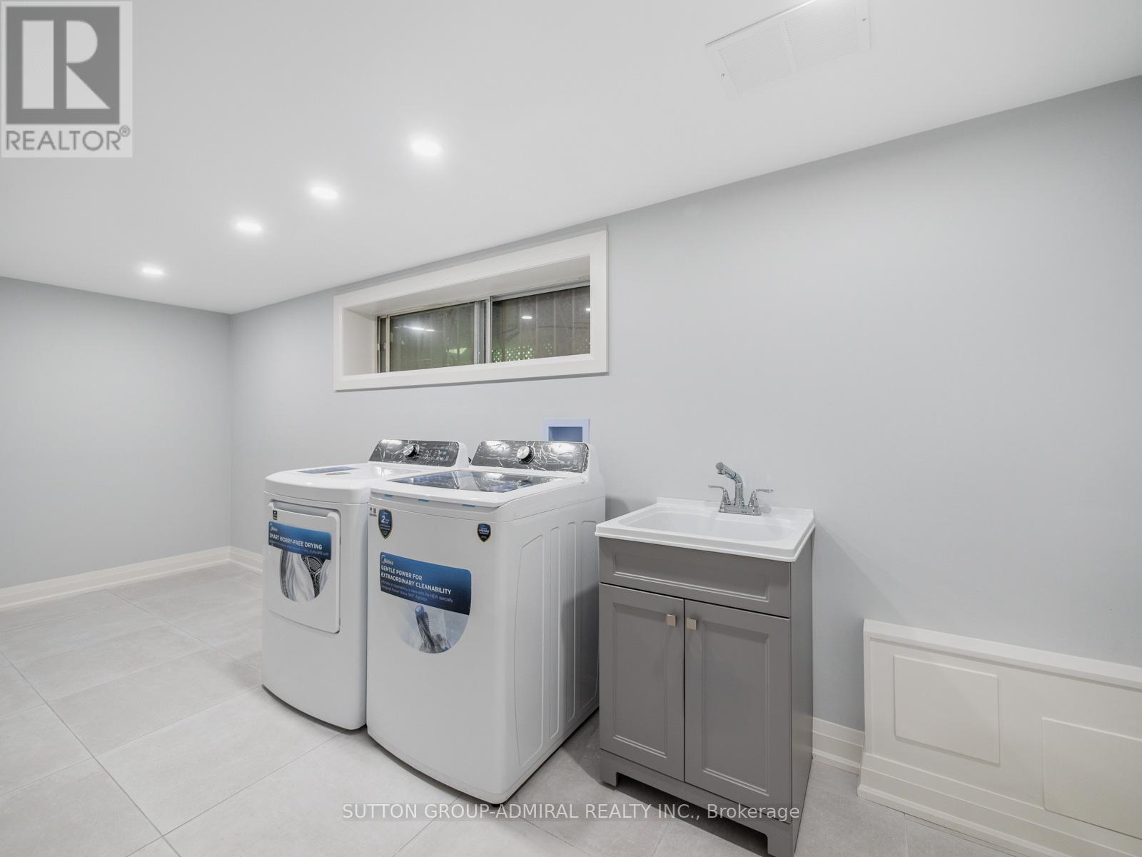 Photo 29 of 393 Paliser Crescent S, Richmond Hill ON