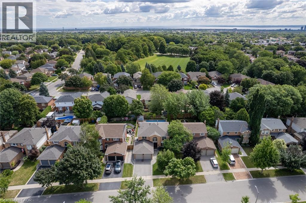 Photo 46 of 2130 Winding Way, Burlington ON