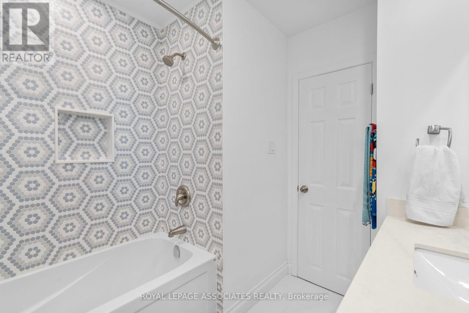Photo 14 of 5285 Cindy Lane, Burlington ON