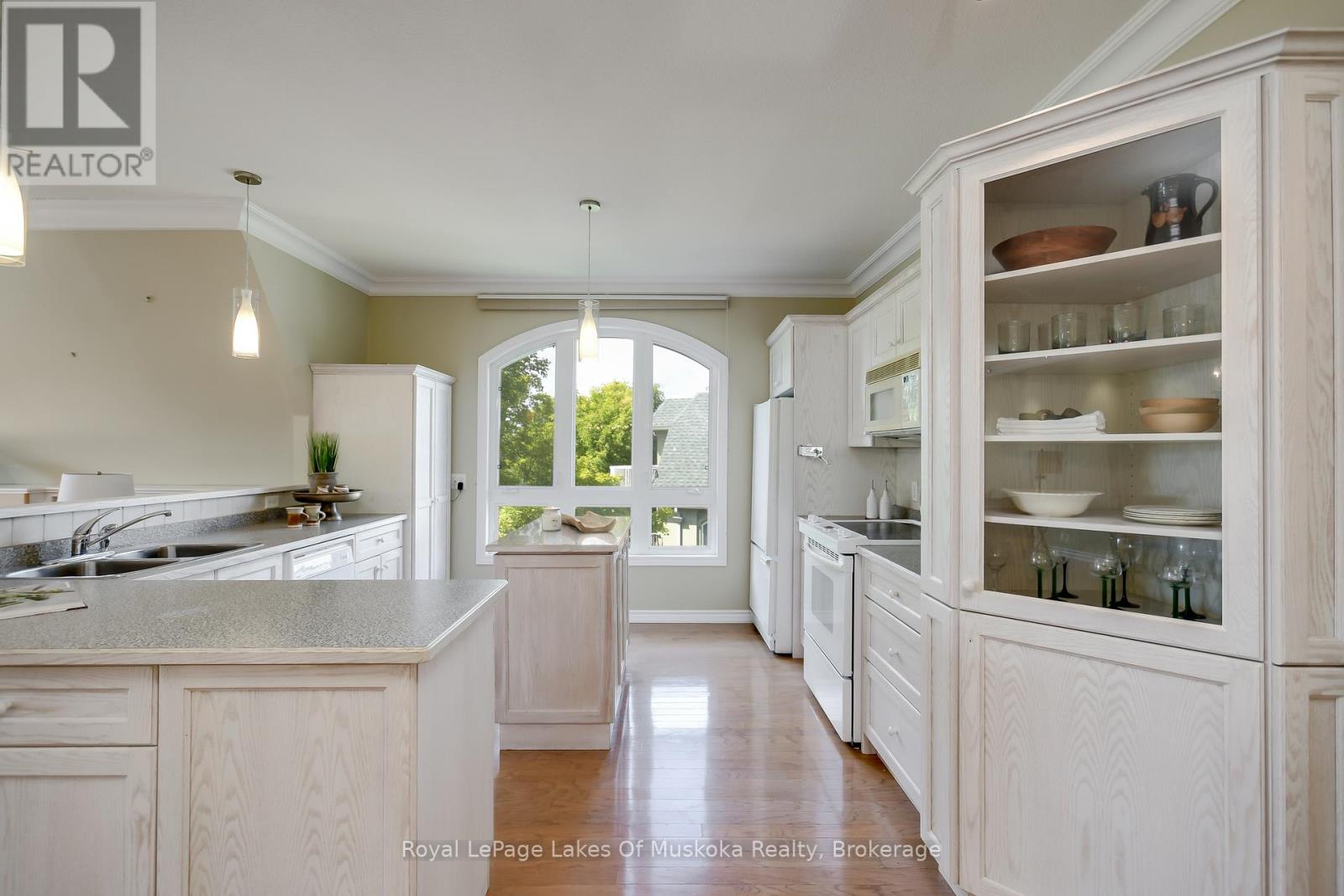 Photo 7 of 401 31 Dairy Lane, Huntsville ON
