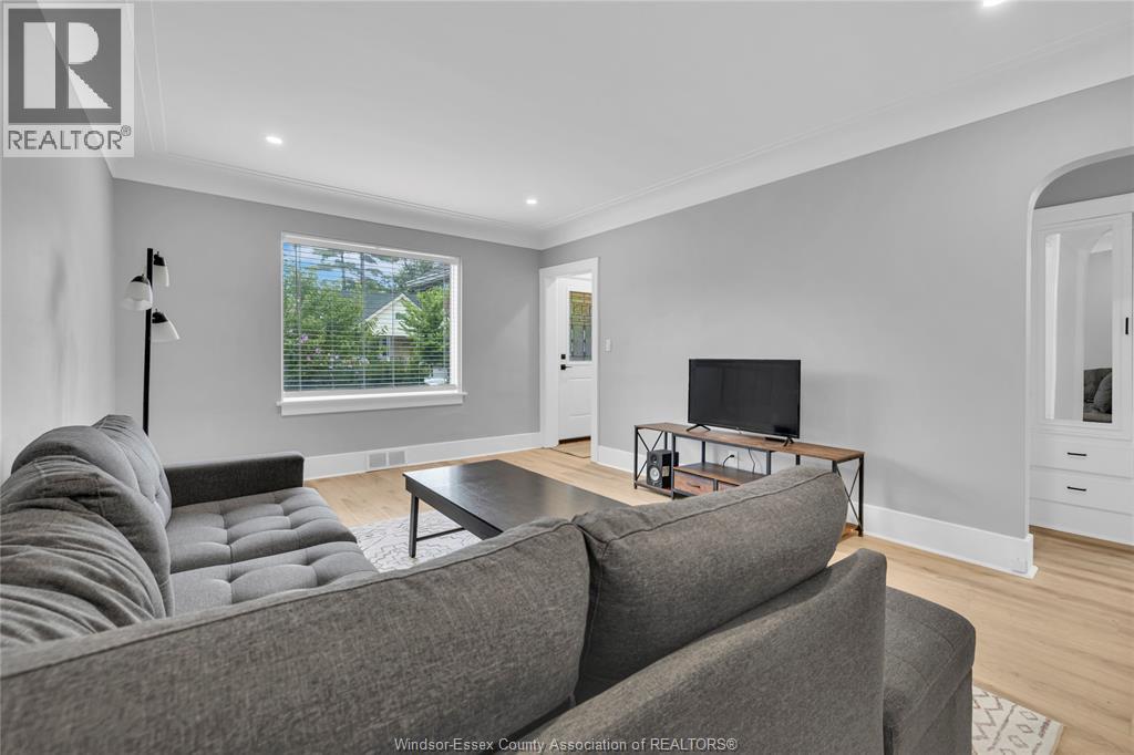 Photo 3 of 1618 Moy Avenue, Windsor ON