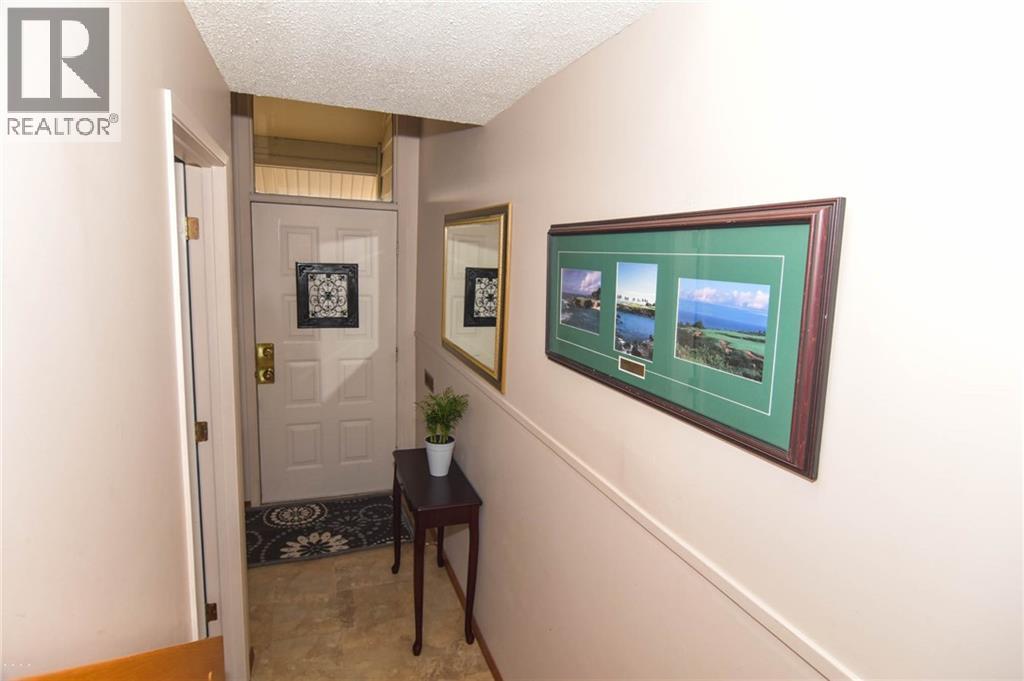 Photo 25 of 41 3302 50 Street Nw, Calgary AB