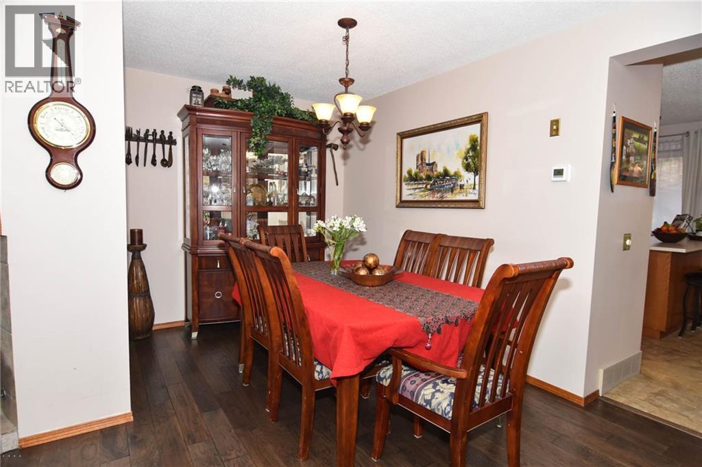 Photo 15 of 41 3302 50 Street Nw, Calgary AB