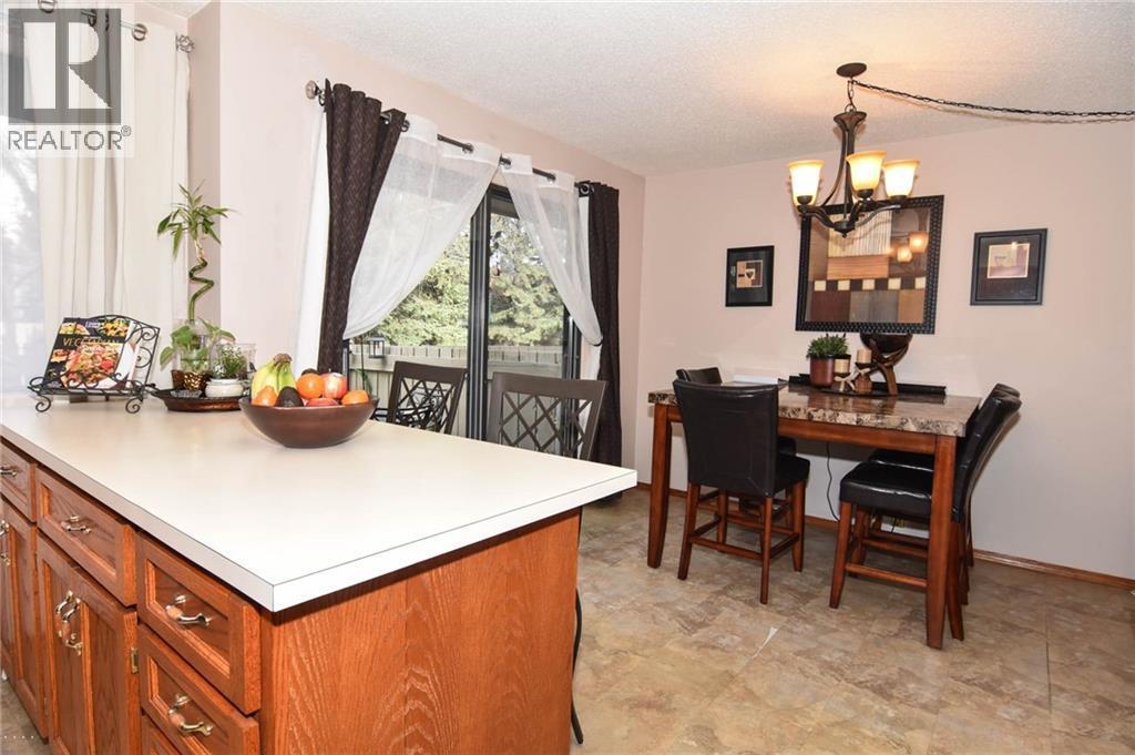 Photo 18 of 41 3302 50 Street Nw, Calgary AB
