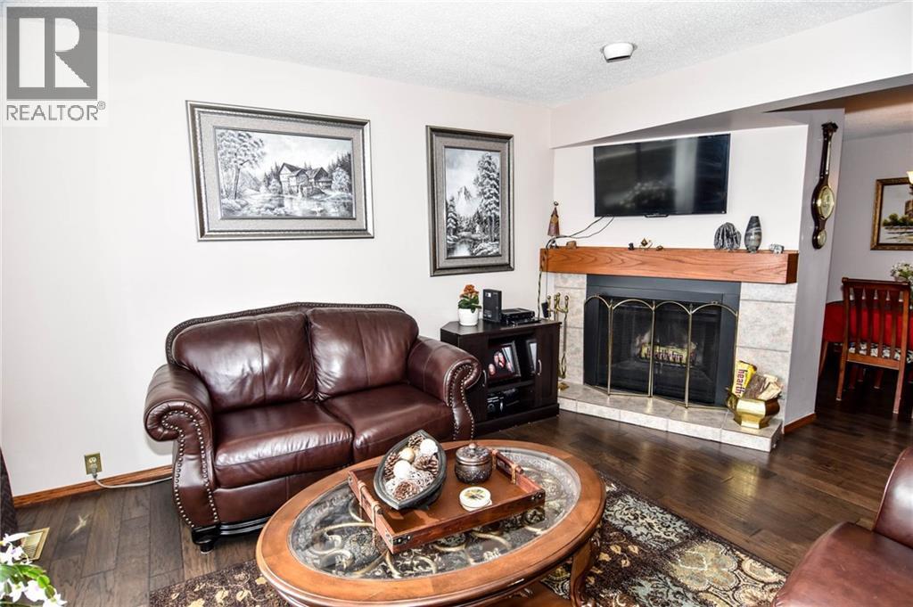 Photo 27 of 41 3302 50 Street Nw, Calgary AB