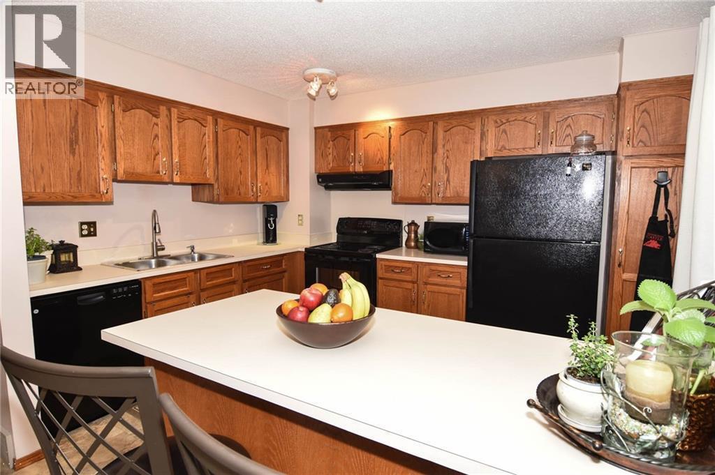 Photo 10 of 41 3302 50 Street Nw, Calgary AB