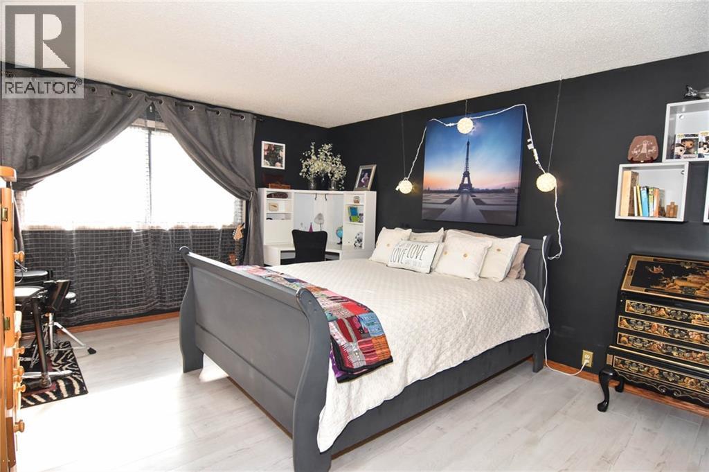 Photo 22 of 41 3302 50 Street Nw, Calgary AB