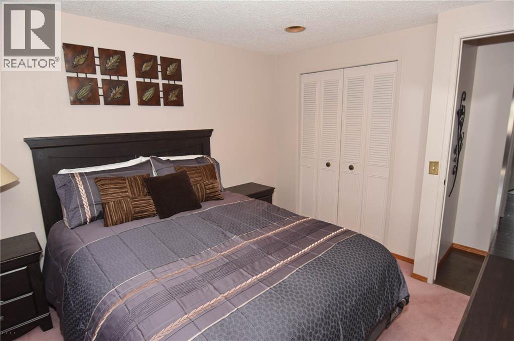 Photo 13 of 41 3302 50 Street Nw, Calgary AB