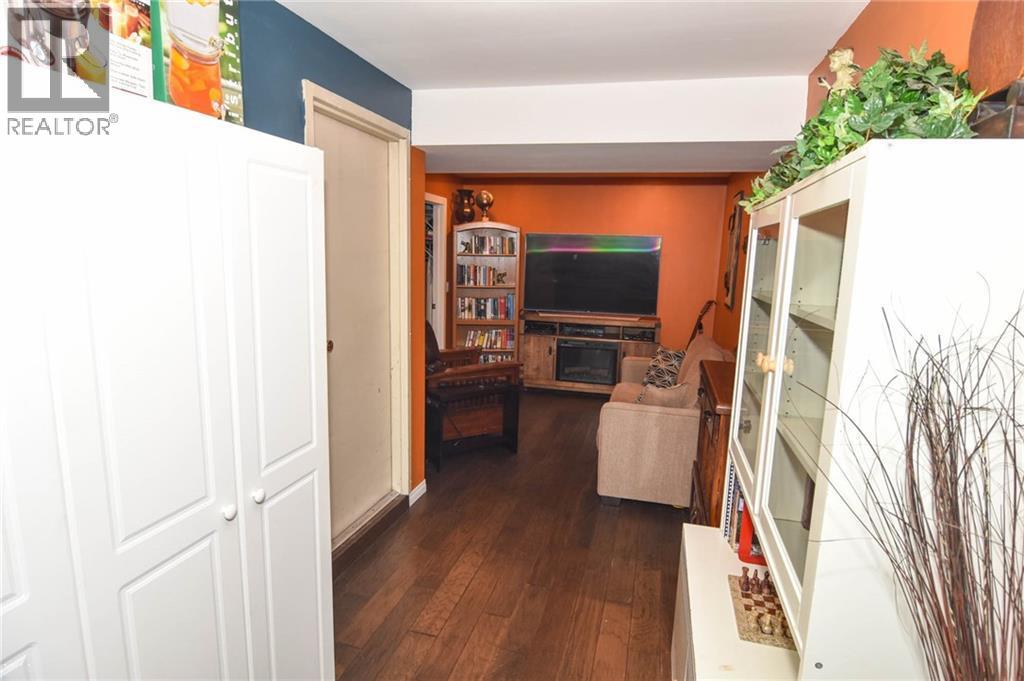 Photo 29 of 41 3302 50 Street Nw, Calgary AB