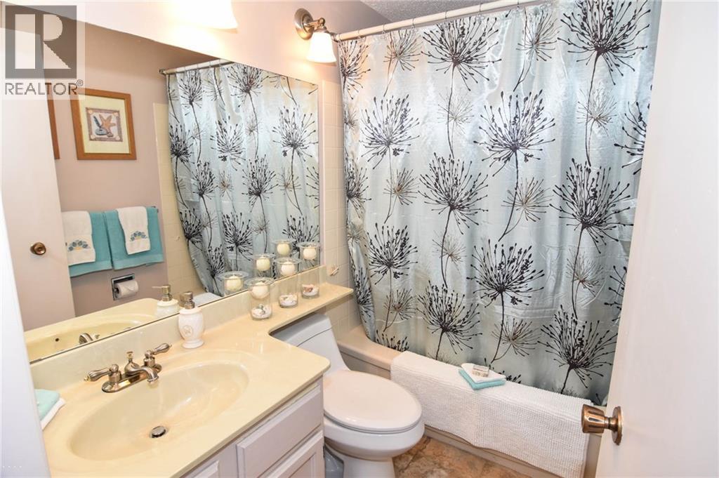 Photo 11 of 41 3302 50 Street Nw, Calgary AB