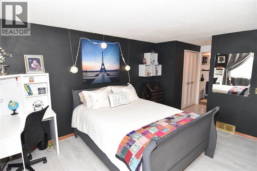 Photo 16 of 41 3302 50 Street Nw, Calgary AB