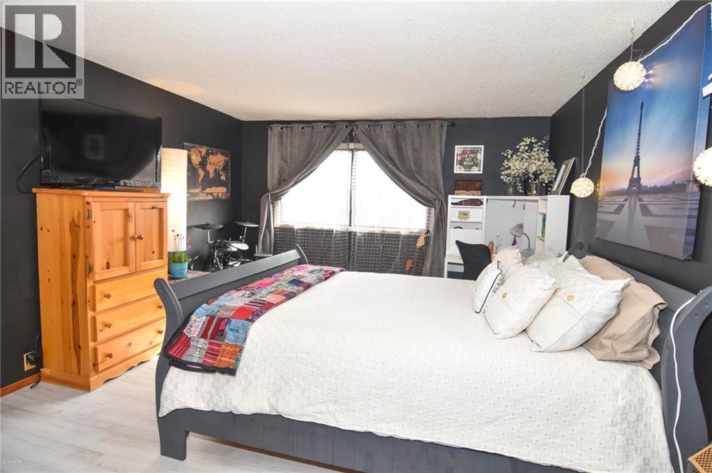 Photo 5 of 41 3302 50 Street Nw, Calgary AB