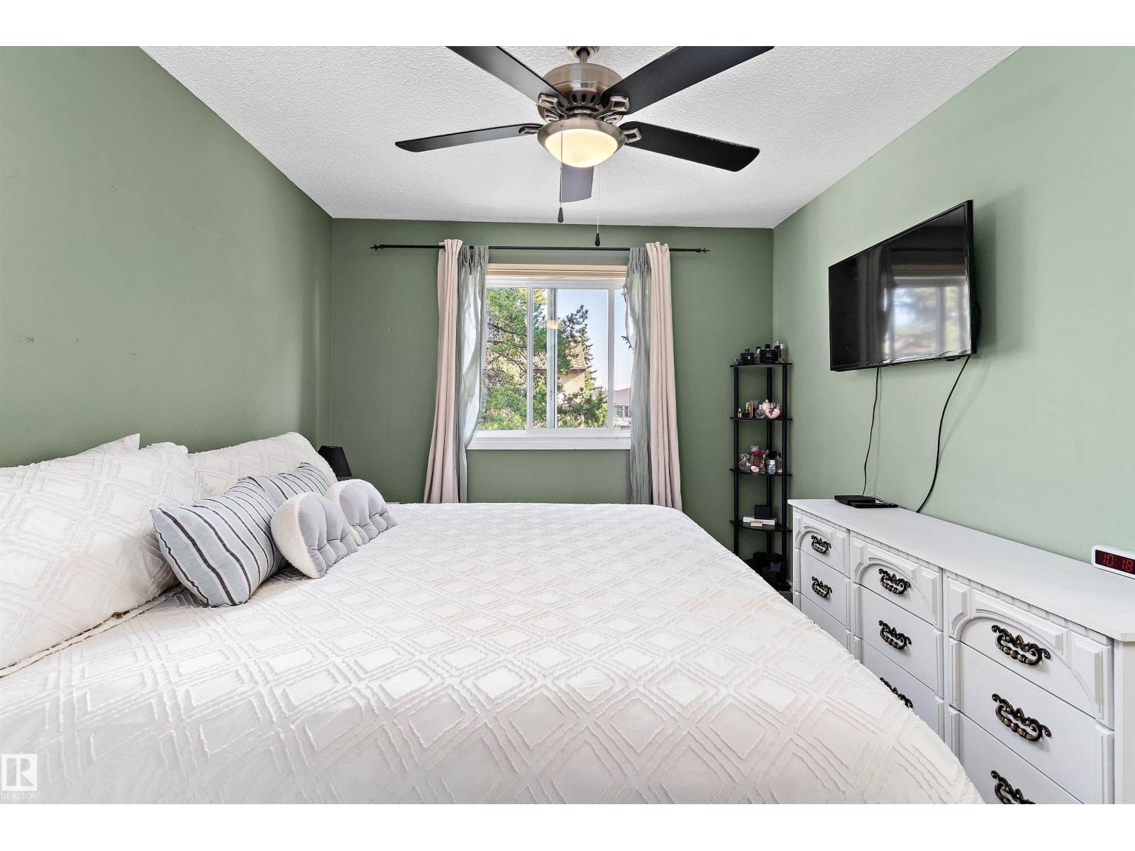 Photo 7 of 16491 115 St Nw, Edmonton AB