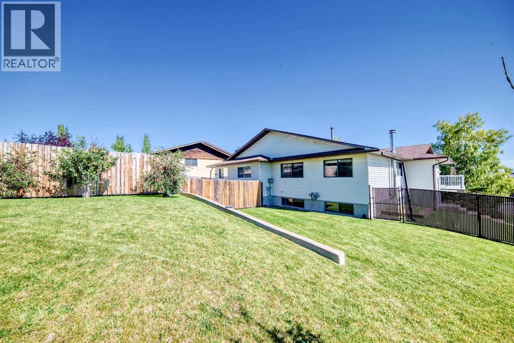 Photo 23 of 131 Ranchlands Court Nw, Calgary AB