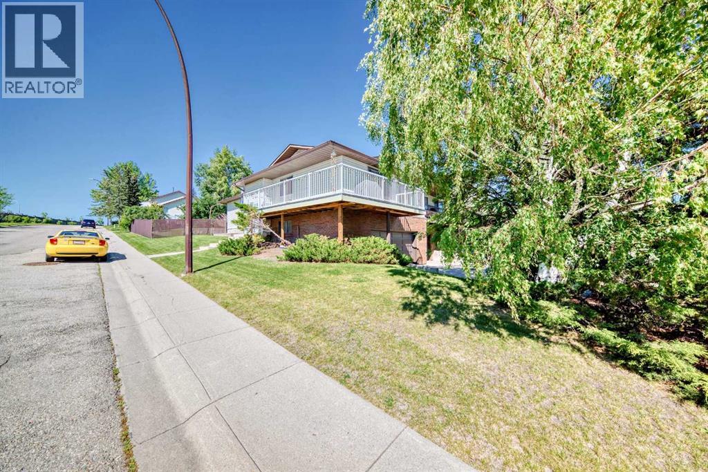 Photo 15 of 131 Ranchlands Court Nw, Calgary AB