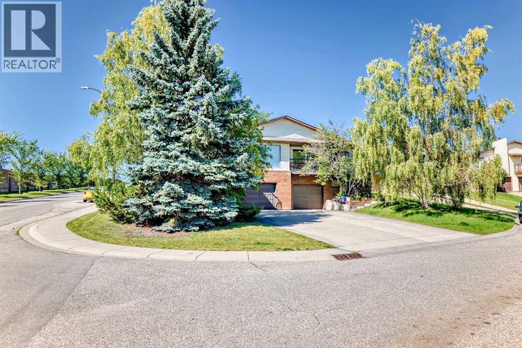 Photo 3 of 131 Ranchlands Court Nw, Calgary AB