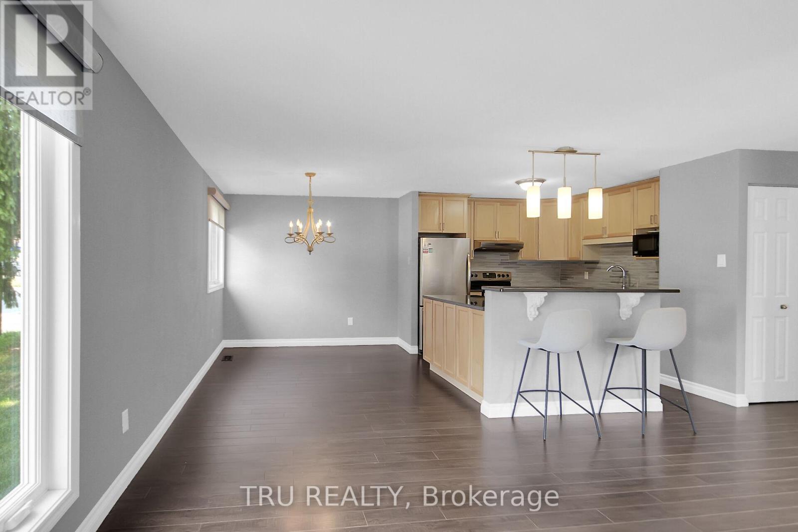 Photo 11 of 132 Rothesay Drive, Ottawa ON