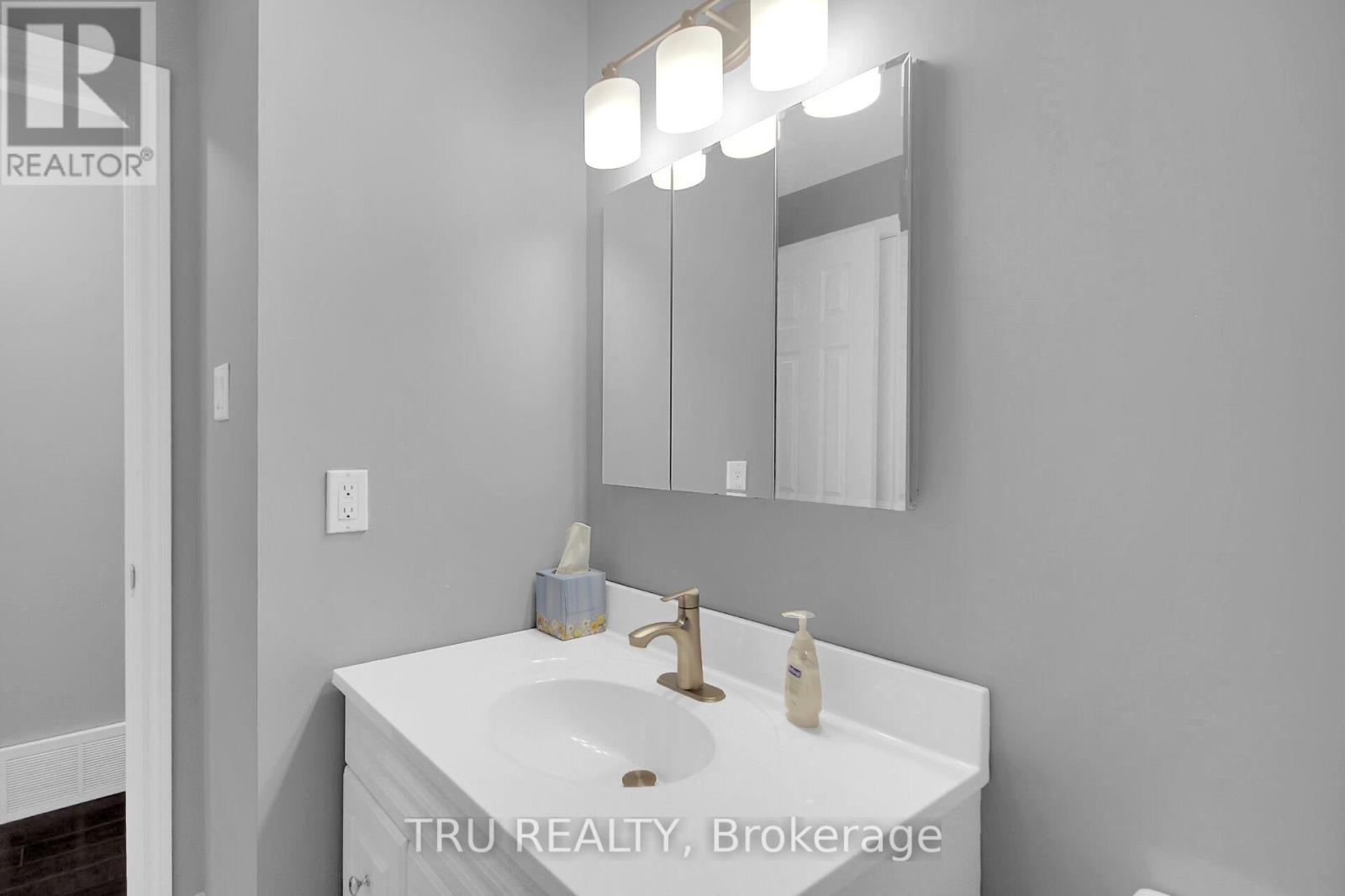 Photo 33 of 132 Rothesay Drive, Ottawa ON