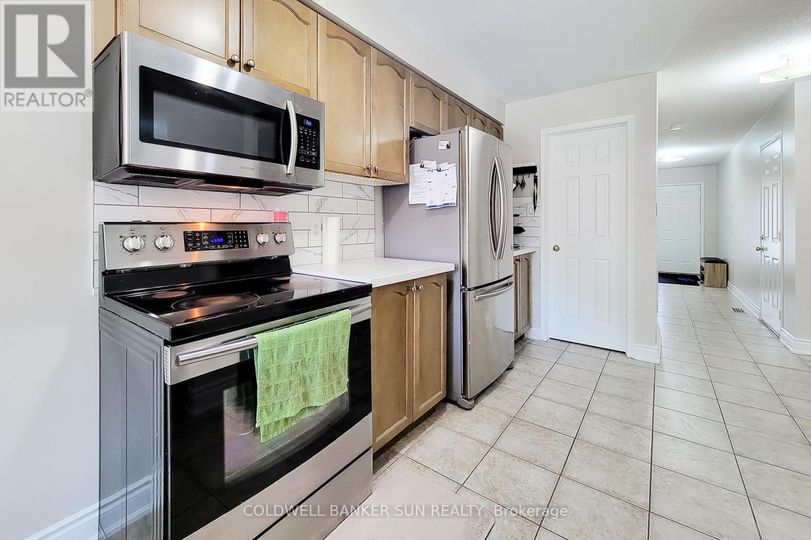 Photo 7 of 112 Meadow Wood Crescent, Hamilton ON