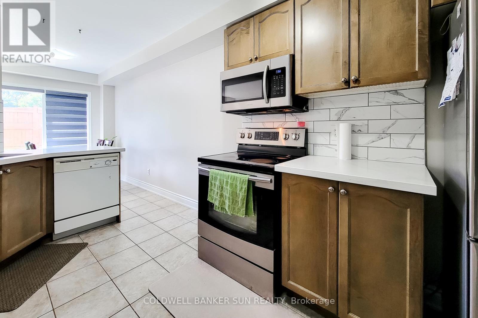 Photo 30 of 112 Meadow Wood Crescent, Hamilton ON