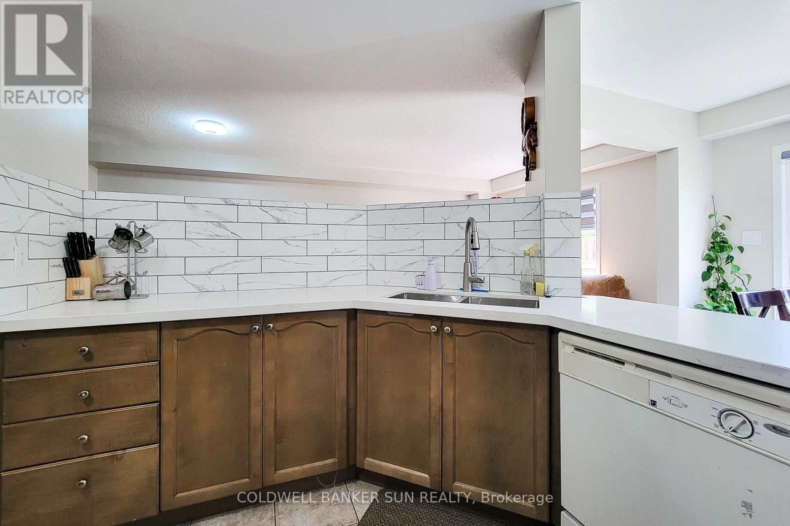 Photo 8 of 112 Meadow Wood Crescent, Hamilton ON