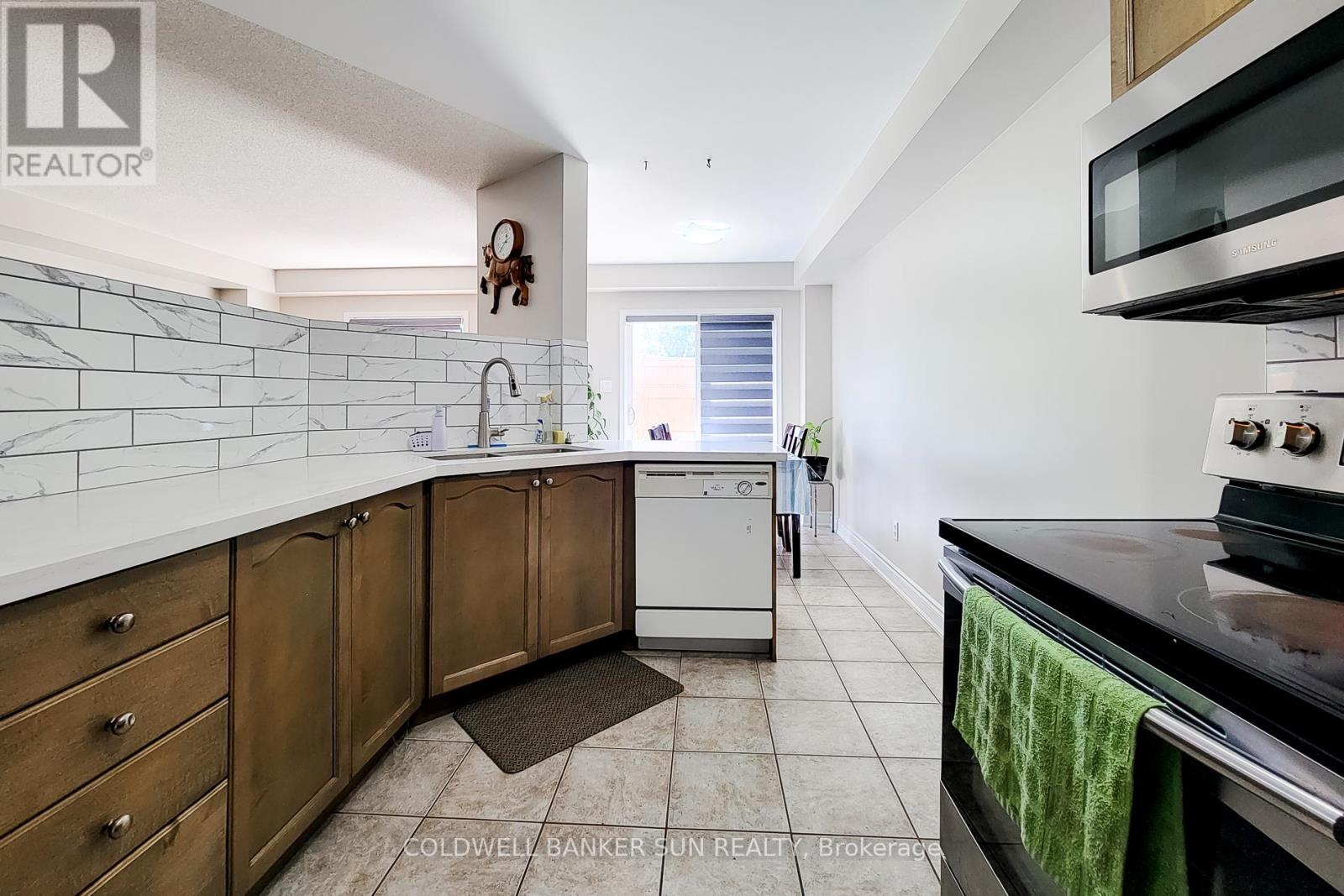 Photo 40 of 112 Meadow Wood Crescent, Hamilton ON