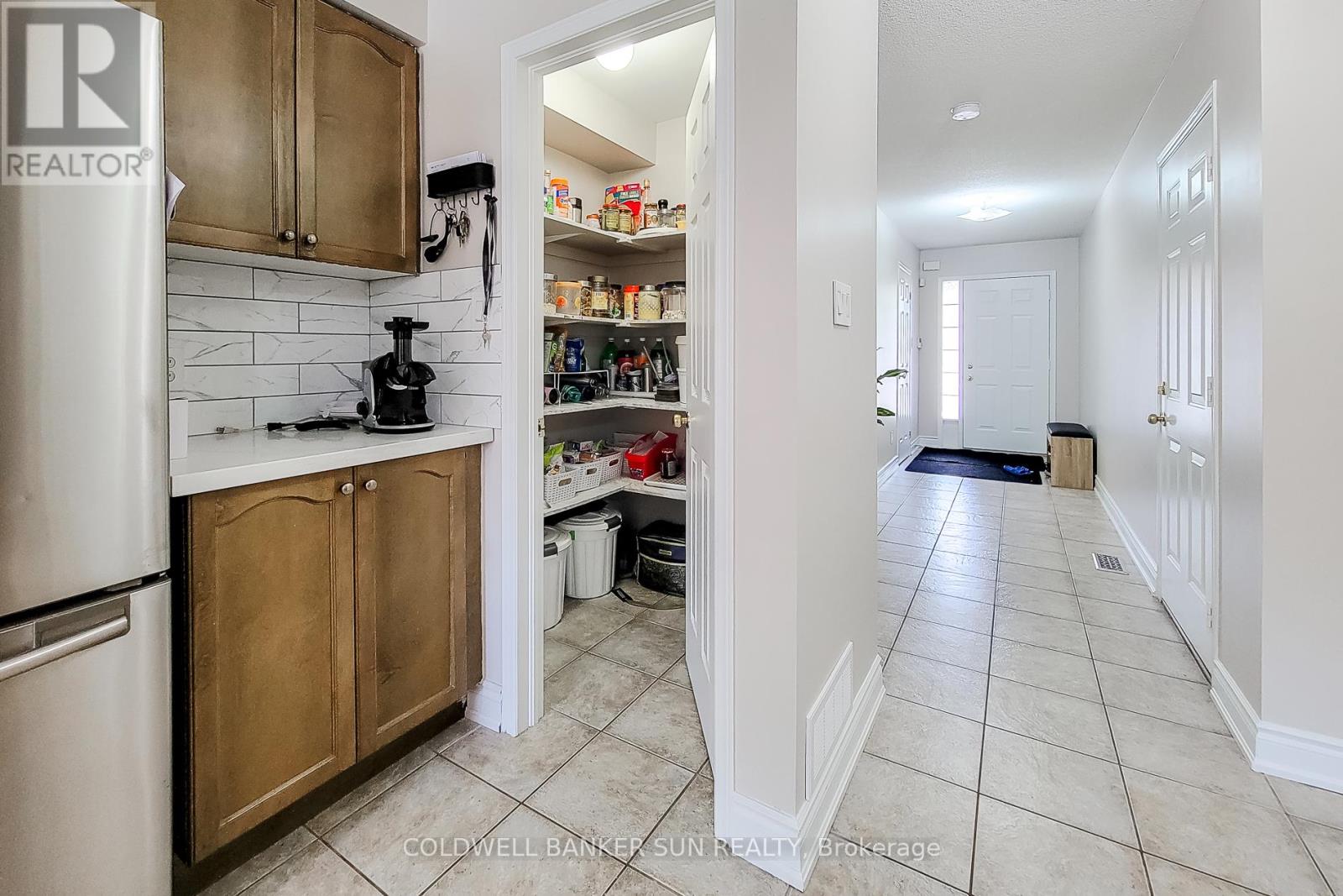Photo 9 of 112 Meadow Wood Crescent, Hamilton ON