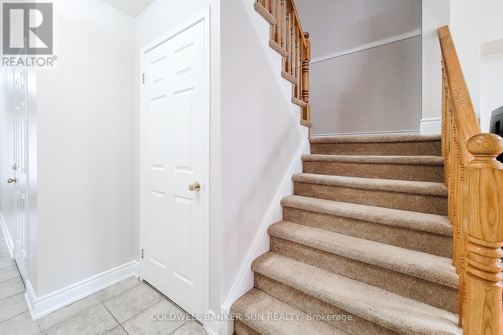 Photo 3 of 112 Meadow Wood Crescent, Hamilton ON
