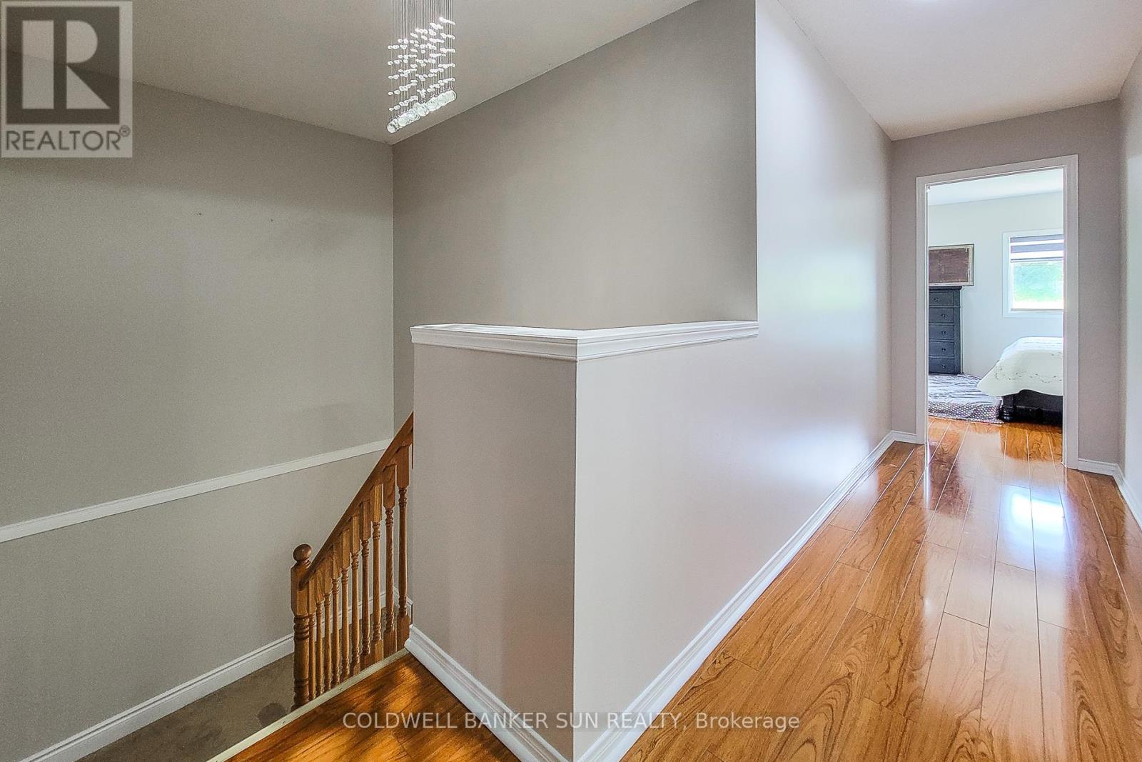 Photo 11 of 112 Meadow Wood Crescent, Hamilton ON