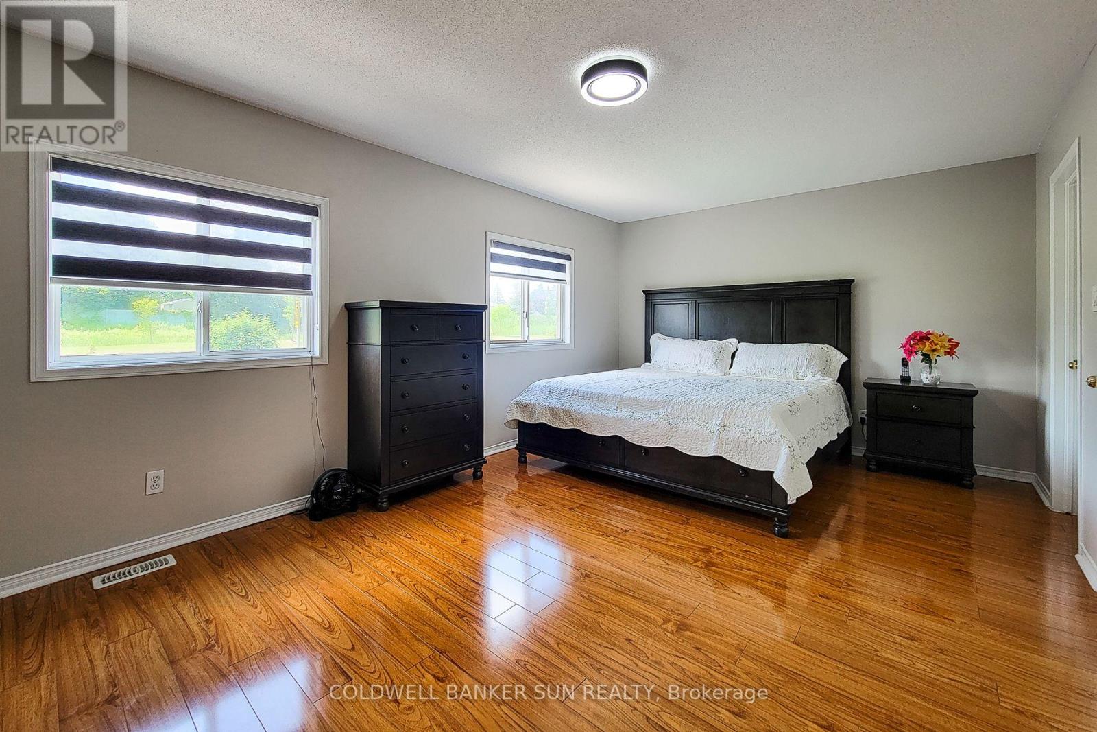 Photo 33 of 112 Meadow Wood Crescent, Hamilton ON