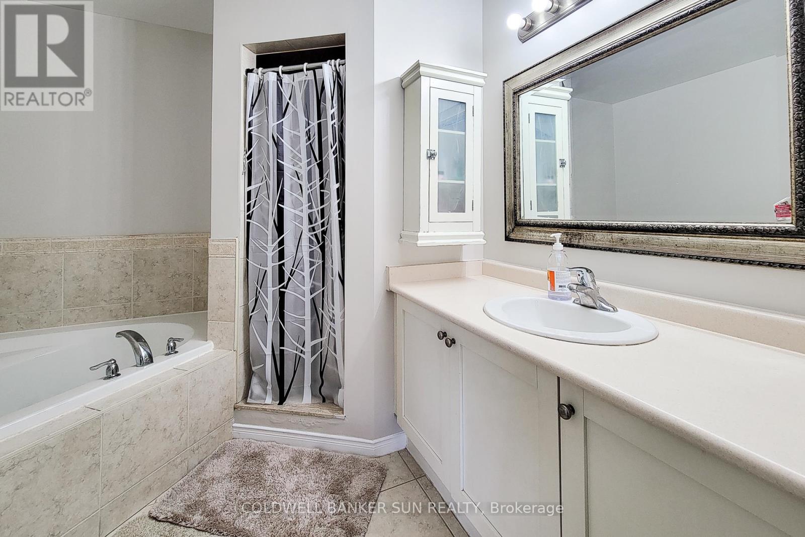 Photo 35 of 112 Meadow Wood Crescent, Hamilton ON